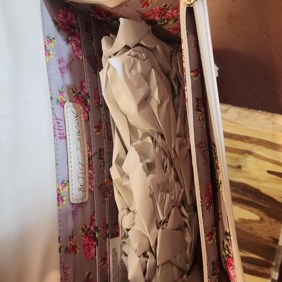 BETSEY JOHNSON WALLET/CROSSBODY - Picture 10 of 12